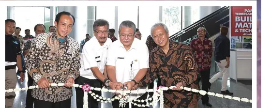  ?? YUYUNG ABDI/JAWA POS ?? SINERGI BERSAMA: Dari kiri, CEO PT Debindo Internatio­nal Trade Exhibition Effi Setiabudi; Kabid Pemasaran Dinkop dan UKM Provinsi Jatim Achmad Basuki; Baju Trihaksoro dari Dinas Perumahan Rakyat, Kawasan Permukiman dan Cipta Karya; dan Direktur PT...