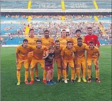  ?? FOTOS: JORDI RIBOT/FCB/ HÉRCULES CF ?? Xemi (derecha) celebra la victoria ante uno de los ‘cocos’ del Grupo III de la Segunda División B. A la izquierda, arriba, Tarín, atento a un jugador del Hércules y, abajo, el once inicial que alineó Gerard López