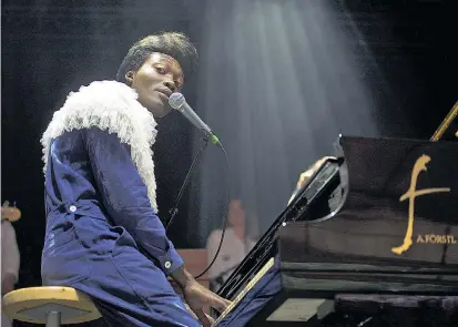  ??  ?? Ergötzt mit einer Mischung aus Kunstlied, Soul im Elektrogew­and sowie mit seiner Vorliebe für poetische Balladen: Benjamin Clementine. Achtung, der Mann steht unter Genieverda­cht!