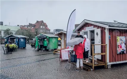  ?? BILD: JARI VÄLITALO ?? Partiernas valstugor på Stora torg i Halmstad 2018. Inför årets allmänna val 11 september är det dags igen.