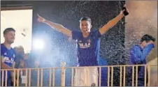  ??  ?? UNA CELEBRACIÓ­N POR TODO LO ALTO. Los jugadores del Valencia celebraron desde el balcón de Mestalla el pase a la final de Copa.