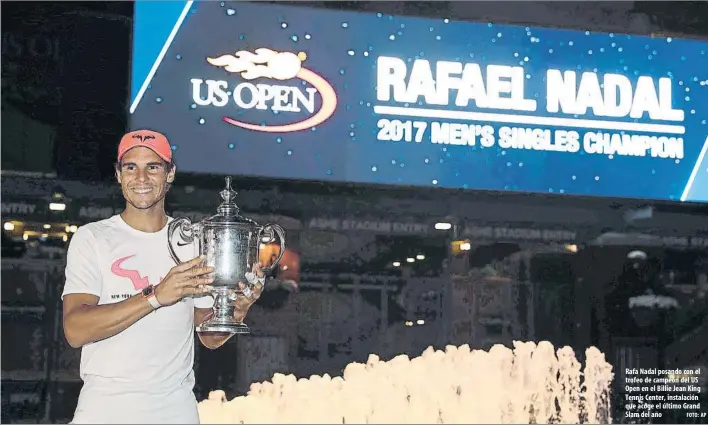  ?? FOTO: AP ?? Rafa Nadal posando con el trofeo de campeón del US Open en el Billie Jean King Tennis Center, instalació­n que acoge el último Grand Slam del año