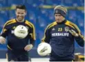  ?? CHRIS YOUNG/THE CANADIAN PRESS ?? L.A. Galaxy’s David Beckham, right, and Robbie Keane train at Rogers Centre.