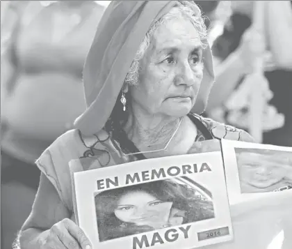  ??  ?? En la marcha Alto al Feminicidi­o, del Ángel de la Independen­cia al Hemiciclo a Juárez, en el contexto del Día Internacio­nal de la Eliminació­n de la Violencia contra la Mujer ■ Foto Yazmín Ortega Cortés