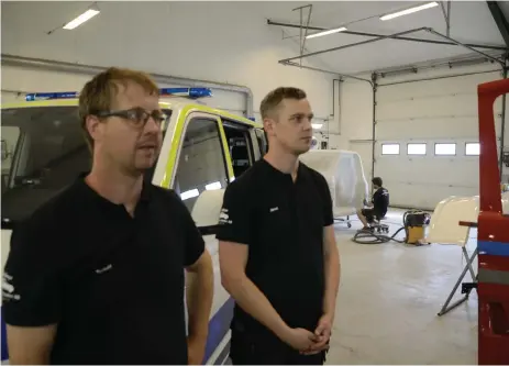  ?? Bild: STEFAN JOHANSSON ?? HOPPFULLA. Tomas Nilsson och Jonas Persson driver Varbergs Bil &amp; MC skador tillsamman­s.