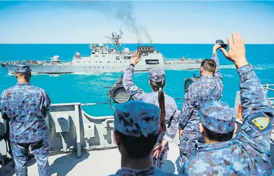  ?? MIHAI BARBU / AFP ?? Mariners de l’Armada romanesa en uns exercicis de coordinaci­ó amb l’OTAN dimecres al mar Negre