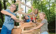  ?? Foto: Brücken ?? Felix, Sophie, Laura und Isabel basteln an ihrer mittelalte­rlichen Hütte. Zwei Wochen werden Kinder ab sechs Jahren bei der Stadtrande­rholung betreut.