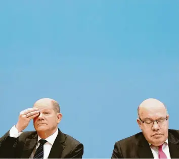  ?? Foto: Kay Nietfeld, dpa ?? Bundesmini­ster Olaf Scholz und Peter Altmaier: zu viel versproche­n?