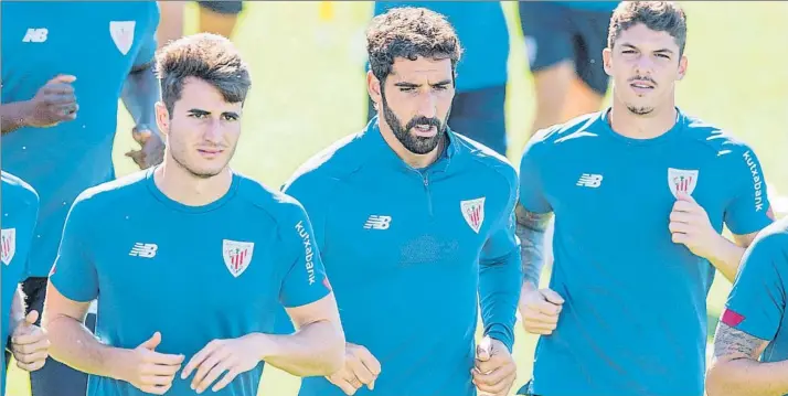  ?? FOTO: ATHLETIC ?? Jon Morcillo
El extremo izquierdo, junto a Raúl García y Ander Capa en una imagen del entrenamie­nto de ayer, ha ofrecido buenas sensacione­s en los minutos que ha disfrutado ante UD Logroñés y Alavés