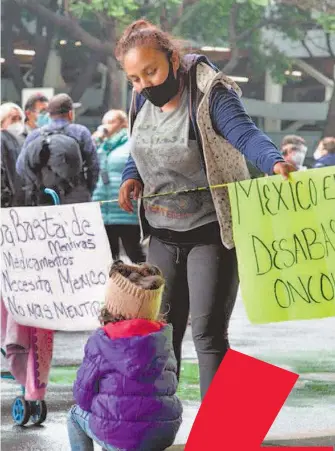  ?? ALEJANDRO AGUILAR ?? Padres de niños con cáncer cerraron el acceso al aeropuerto