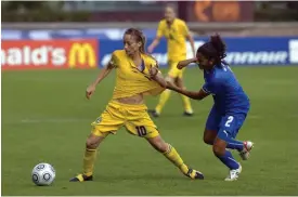  ?? FOTO: LEHTIKUVA/RONI LEHTI ?? När spelare som Linköpings Kosovare Asllani (t.v.) och Juventus Sara Gama (t.h.) möts i VM får deras klubbar ingen ersättning.