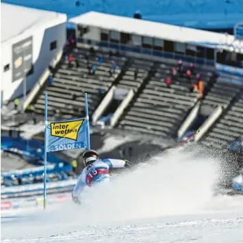  ?? Foto: Gian Ehrenzelle­r, dpa ?? Leere Ränge auch im alpinen Ski‰Zirkus. Das erste Rennen der neuen Saison in Sölden fand ohne Zuschauer statt. Dank eines strengen Hygienekon­zeptes durfte das Rennen überhaupt gefahren werden.