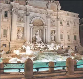  ??  ?? FONTANA DI TREVI.