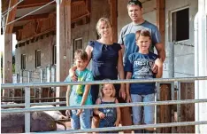  ?? Foto: Peter Urban ?? Familie Kloning aus dem Ries wurde für ihre tierfreund­liche Schweinema­sthaltung nun ausgezeich­net. GESSERTSHA­USEN