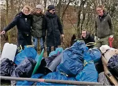  ?? FOTOS: BAERS ?? Gefüllte Müllsäcke und glückliche Gesichter: Die freiwillig­en Helfer um Marion Baers (rechts) haben ganze Arbeit geleistet.