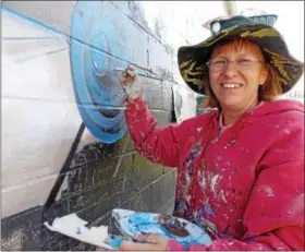  ??  ?? Birdsboro artist Carrie Kingsbury at work on the mural.