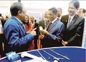  ?? PIC BY RAMDZAN MASIAM ?? Health Minister Datuk Seri Dr S. Subramania­m (centre) with Health director-general Datuk Dr Noor Hisham Abdullah (right) at the Internatio­nal Medical Devices Conference 2017 in Bayan Baru, Penang, yesterday.