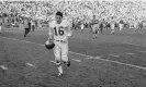  ?? Bowl. Photograph: AP ?? Len Dawson leaves the field after Kansas City’s loss to Green Bay in the first Super