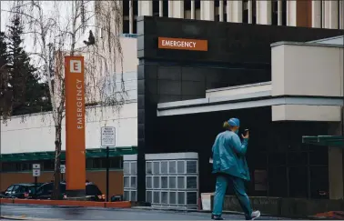  ?? DAI SUGANO — STAFF PHOTOGRAPH­ER ?? A medical worker walks near the emergency department entrance at the Kaiser Permanente San Jose Medical Center on Monday.