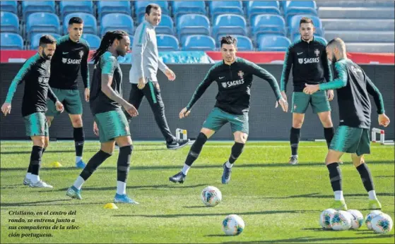  ??  ?? Cristiano, en el centro del rondo, se entrena junto a sus compañeros de la selección portuguesa.