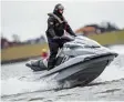  ?? Fotos: dpa ?? In Hamburg benutzt die Polizei auch Jet Ski. Damit kann sie etwa Verdächtig­e auf dem Wasser verfolgen.