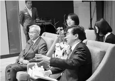  ??  ?? Wang (right) introducin­g his council members to the Sarawak delegation. At left is Talib.