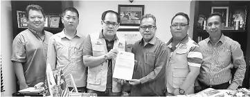  ??  ?? NSJA president Andy Jong (third left) hands over an NSJA Installati­on Night invitation to Ahmad Lai.