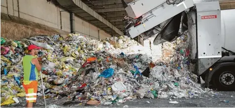  ?? Fotos: Siegfried Kerpf ?? Einen Tag lang sammeln, einmal abkippen: Im Augsburger Norden entlädt das Müllauto 5,9 Tonnen Verpackung­smüll.