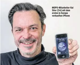  ??  ?? MOPO-Mitarbeite­r Kai Stier (54) mit dem ersten in Europa verkauften iPhone