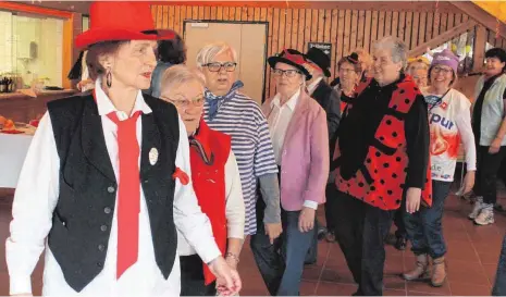  ?? FOTOS: SIMON SCHNEIDER ?? Angeführt von der scheidende­n Organisato­rin Heide Marx (roter Hut) machen viele Senioren bei der Polonaise mit und haben viel Spaß bei einer bunten Seniorenfa­snet.