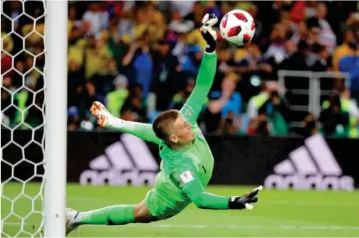  ?? EFE ?? Espectacul­ar estirada de Jordan Pickford en el Mundial de Rusia 2018, en la parada del penalti a Carlos Bacca de la tanda ante Colombia.