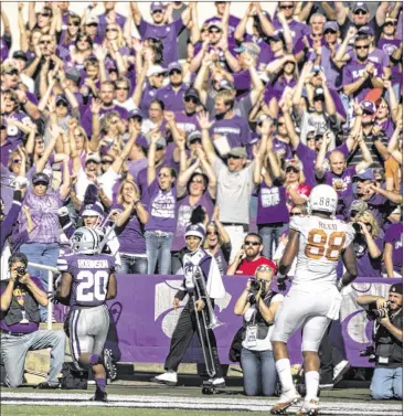  ?? RICARDO B. BRAZZIELL / AMERICAN- STATESMAN 2014 ?? DeMarcus Robinson’s TD run for Kansas State in the 2014 face-off helped the Wildcats seal their 23-0 steamrolli­ng of Texas. The Longhorns own a 1-6 all-time record in Manhattan.