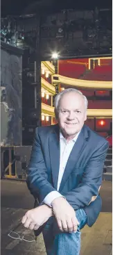  ?? [ Johannes Ifkovits] ?? „Wenn so wenige Leute im Saal sind, spürt man das atmosphäri­sch auf der Bühne“: Robert Meyer, Direktor seit 2007, in der Wiener Volksoper.