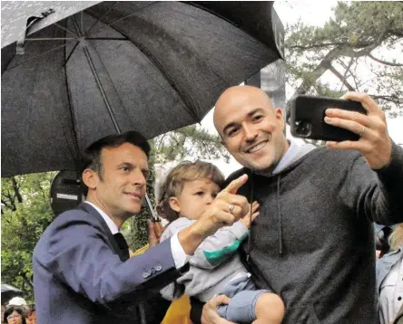  ?? BILD: SN/AP ?? Selfie mit Präsident Emmanuel Macron vor dem Wahllokal im nordfranzö­sischen Le Touquet.