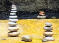  ?? Irene Lechowitzk­y ?? VISITORS leave stacked rocks at Moonlight Beach in Encinitas. If the tide is out you can walk from here to Swami’s Beach.