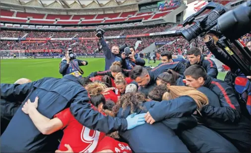  ??  ?? GRAN AMBIENTE EN EL WANDA. Las jugadoras del Atlético hacen piña antes del encuentro ante 22.202 espectador­es.