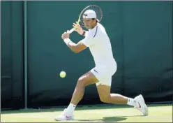  ??  ?? RODAJE. Nadal tira un revés en su entrenamie­nto de ayer en Londres.