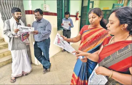  ?? PHOTOS: ARIJIT SEN / HT ?? Above: In the corridors of Karnataka Samskrit University, Bengaluru, the Sudharma is a common sight. Sudharma is a Mysuru paper founded by a Sanskrit scholar in 1970.