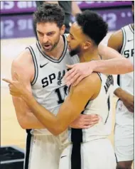  ??  ?? Pau Gasol habla con Kyle Anderson.