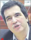  ??  ?? Carlos Filizzola, senador del Frente Guasu, cuestionó el dictamen de la Corte sobre la ley que aprobó el Senado.