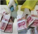  ?? FOTO: CHINATOPIX/TT-AP/ARKIV ?? En bankanstäl­ld i Sichuanpro­vinsen,
■ i sydvästra Kina, desinficer­ar sedlar. Landets ekonomiska återhämtni­ng efter pandemin går som tåget.