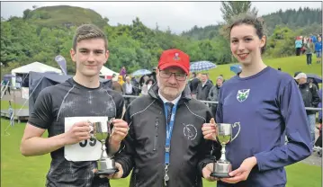  ?? 16_t34_ObanGames2­2 ?? Oban’s Sam Coates and Grace Thompson were presented with trophies from Stephen Ryder MBE for best overall girl and boy performanc­es.