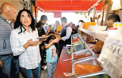  ??  ?? La perredista visitó el mercado 18 de Marzo, en la delegación Miguel Hidalgo, y convivió con locatarios.