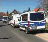  ??  ?? Die Polizei rückte mit einem Großaufgeb­ot am Einsatzort an. Fotos (): Polizei