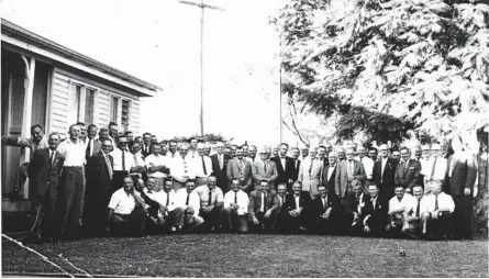  ?? Photo: ?? ON THE HUNT: The Charlevill­e RSL is looking for the names of these 65 unnamed men stand in front of the original building.