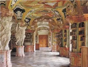  ??  ?? LA IDEA Y EL QUERUBÍN Ubicada en el Monasterio de Metten, Baviera, esta estupenda biblioteca con frescos del 1755 en el techo, parece literalmen­te caída del cielo.