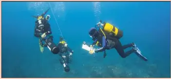  ??  ?? Trois plongeurs recensent en ce moment les écosystème­s marins au nord de Madère, sur  mètres de profondeur et  kilomètres de littoral.