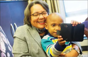  ?? Picture: Henk Kruger/African News Agency (ANA) ?? IN OUR THOUGHTS: Junaid Arendse’s condition has deteriorat­ed, and his family has gathered with him at Red Cross War Memorial Children’s Hospital. Junaid is pictured earlier with Mayor Patricia de Lille.