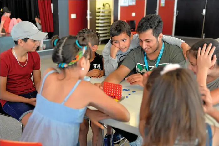  ?? Bilder: HELENA ERIKSSON ?? SPEL. Ledaren Mohammad Tamim är mitt inne i ett spel tillsamman­s med några av barnen på fritids.