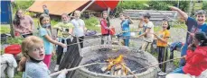  ?? FOTO: TANJA BAUM-KILAU ?? Am ersten Tag bemerkten einige achtjährig­e Kinder: „Feuer ist heiß!“